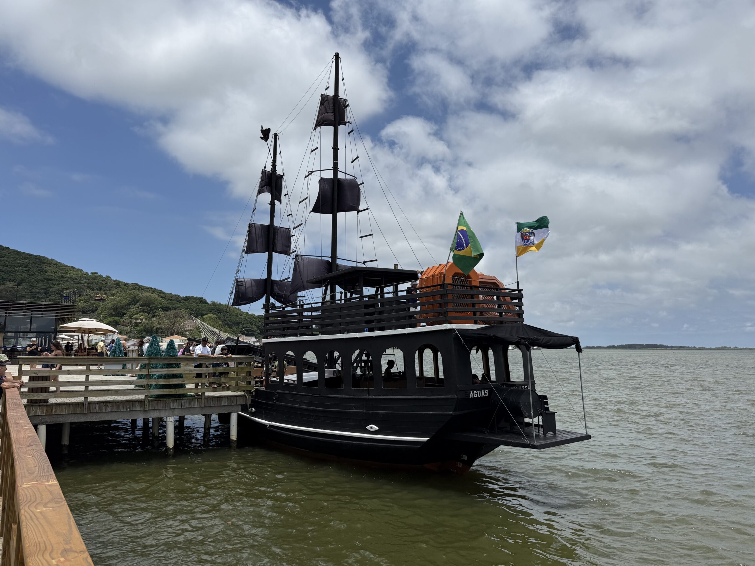 Laguna ganha nova atração turística com estreia da Escuna Águas Cantantes