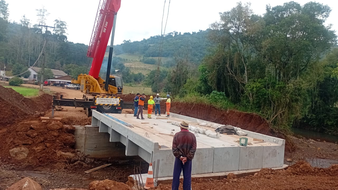 Articulação entre Defesa Civil Municipal e Estadual garante Kit Ponte para Pescaria Brava no bairro Carreira do Siqueiro