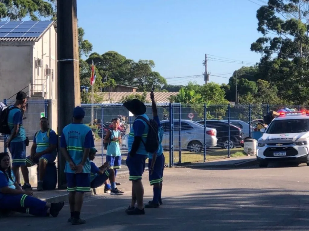 Coleta de lixo é paralisada em Garopaba após trabalhadores alegarem atraso em vale-alimentação